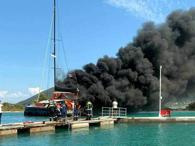 Lefkada limanında katamaran yangını! Onlarca tekne tahliye edildi
