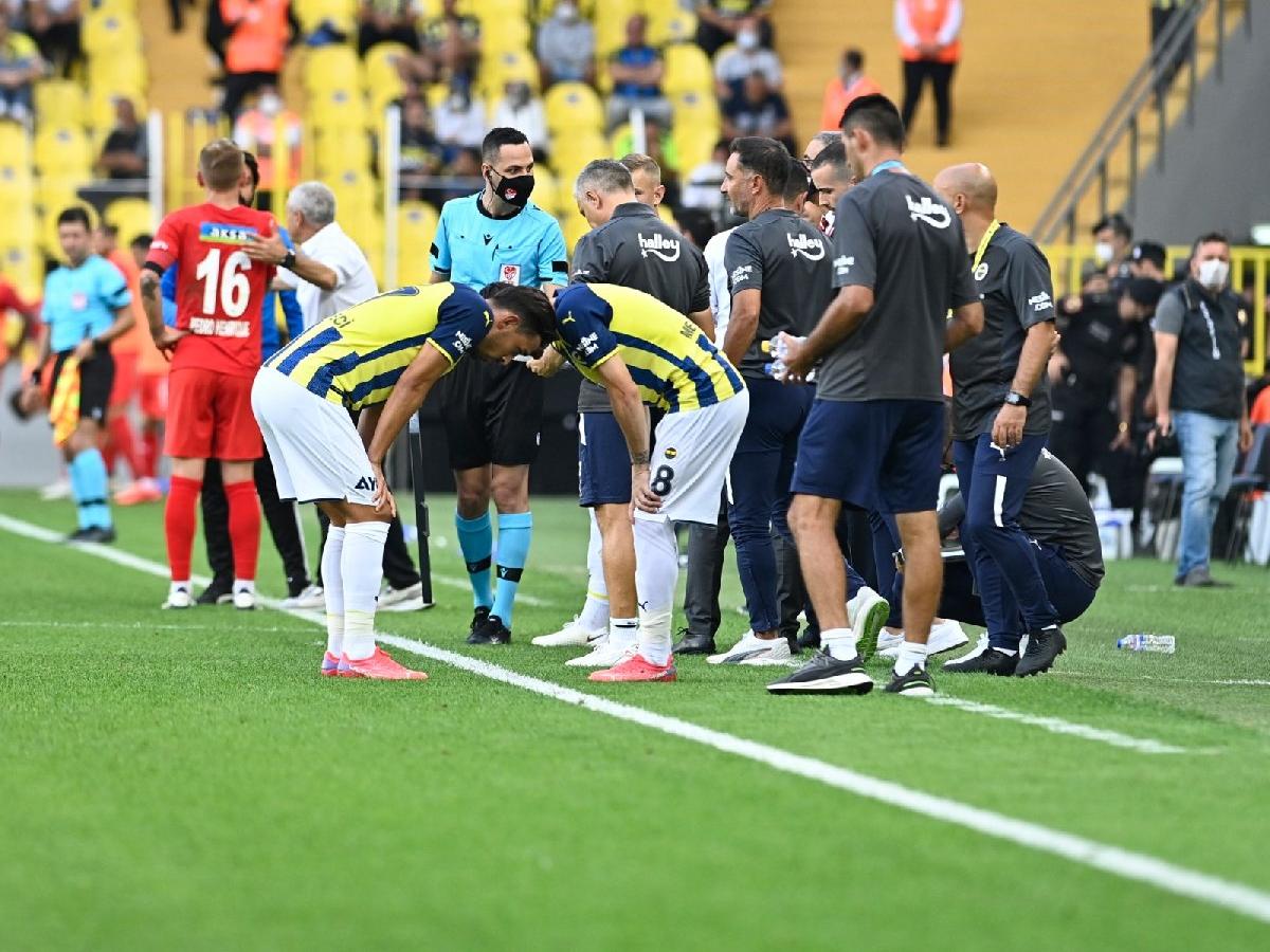 Fenerbahçe'de üç futbolcu aynı anda sakatlandı, İrfan Can Kahveci 15 dakika dayanabildi