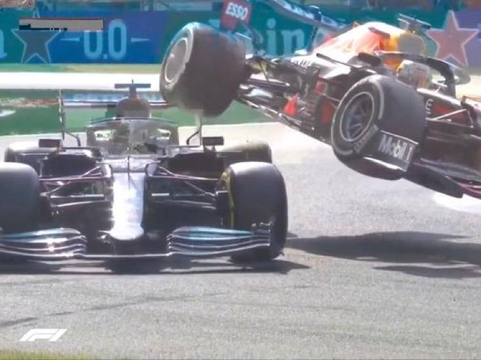 Formula 1'de inanılmaz kaza! Max Verstappen, Hamilton'un üstüne çıktı...
