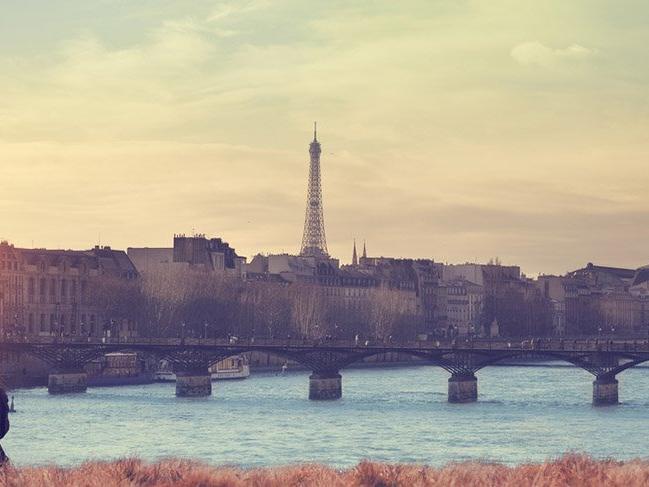 Paris'te tarihi köprüde yangın