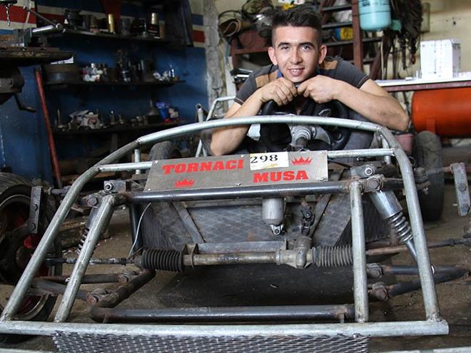 22 yaşındaki torna ustası 5 bin TL'ye kendi arabasını yaptı