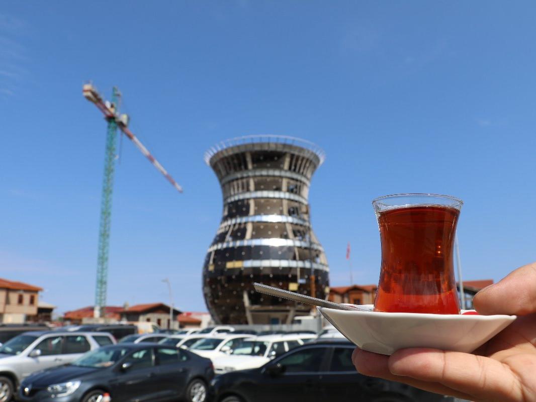 Dünyanın en büyük çay bardağının camları takılmaya başladı