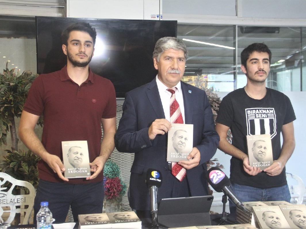 TEİAŞ Bölge Müdürü Cumhurbaşkanı Erdoğan'ın kaleme aldığı kitaptan 2 bin 23 tane alıp ücretsiz dağıttı