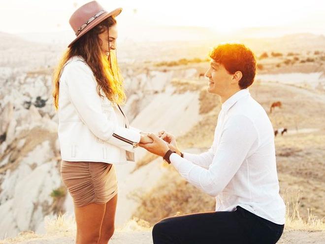 Cedi Osman'dan Ebru Şahin'e Kapadokya'da evlilik teklifi