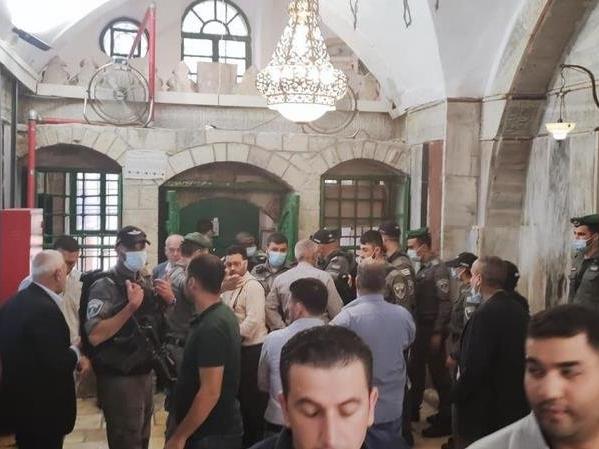 İsrail güçleri camide ibadet edenleri zorla dışarı çıkardı