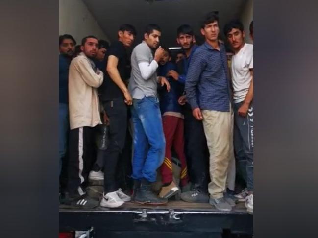 Van'da kapalı kasa kamyonda Afganistan uyruklu 158 kaçak göçmen yakalandı