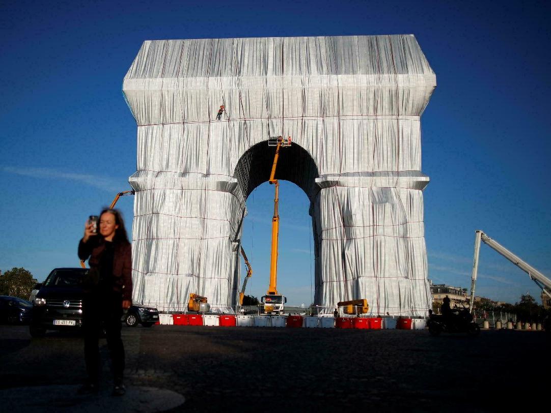 Paris'teki Arc de Triomphe anıtı sanat için kumaşa sarıldı