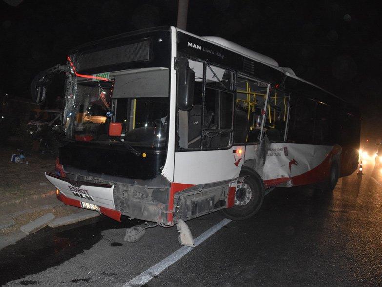 İzmir’de belediye otobüsü ile TIR çarpıştı: 12 yaralı