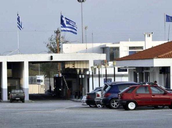 Yunanistan’dan 3 kişi 6 sahte pasaportla Türkiye’ye geçerken yakalandı