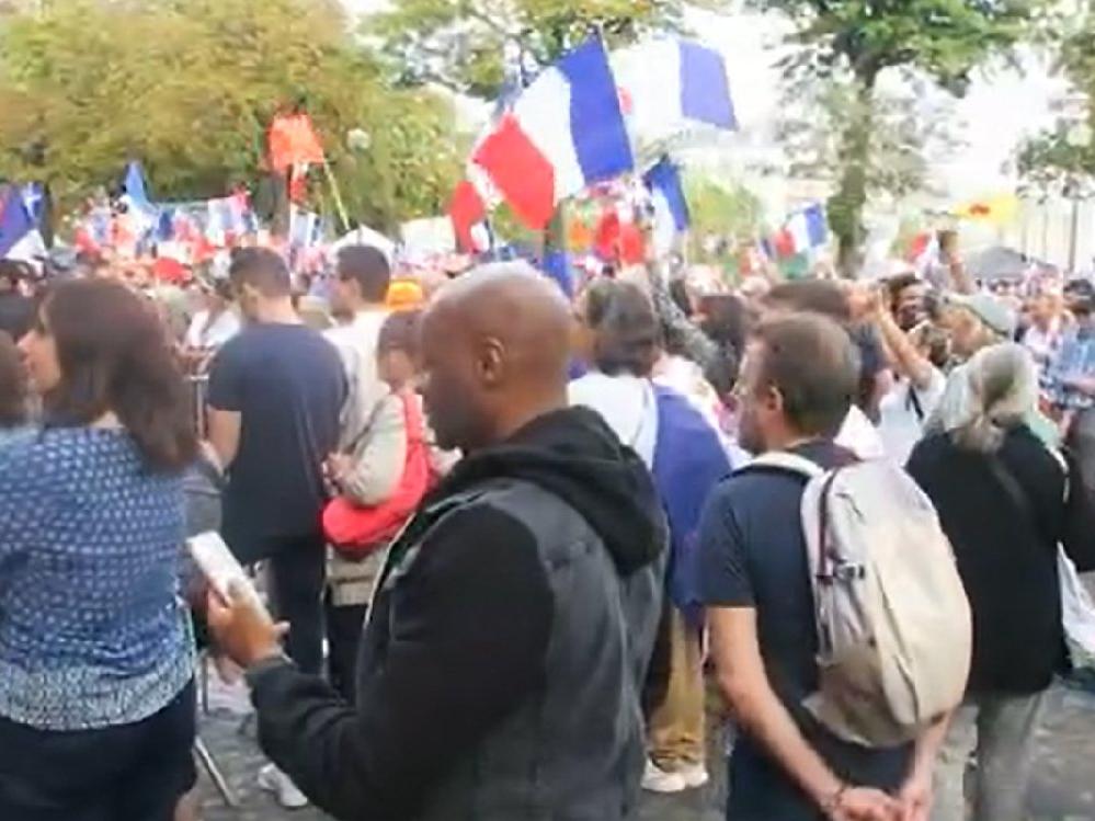 Fransa'da aşı karşıtları yine sokağa indi