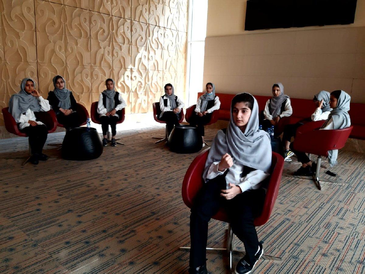 Taliban, kız öğrencilerin ortaokula gitmesini yasakladı