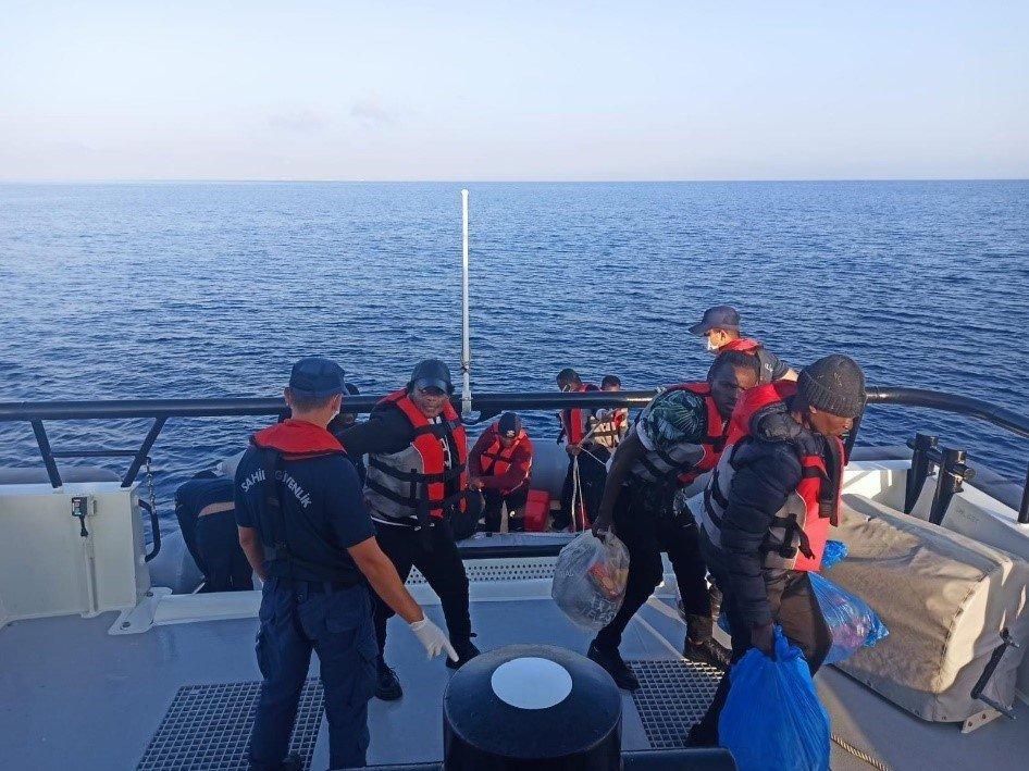 Yunan askerinin Türk karasularına ittiği göçmenler kurtarıldı