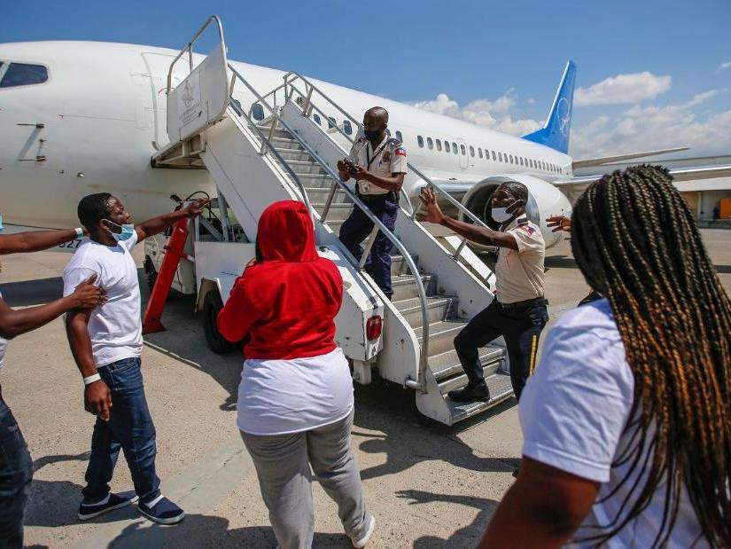Sınır dışı edilen Haitili göçmenler ABD'ye geri dönmeye çalışıyor