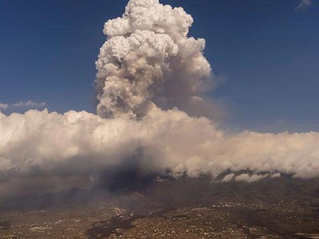 Facianın yaşandığı La Palma Adası’na kül yağıyor