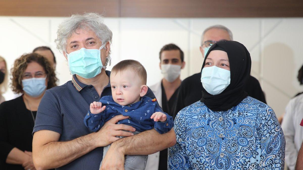 Rahim nakliyle doğan 'Ömer Özkan' doktor adaşıyla ilk kez poz verdi