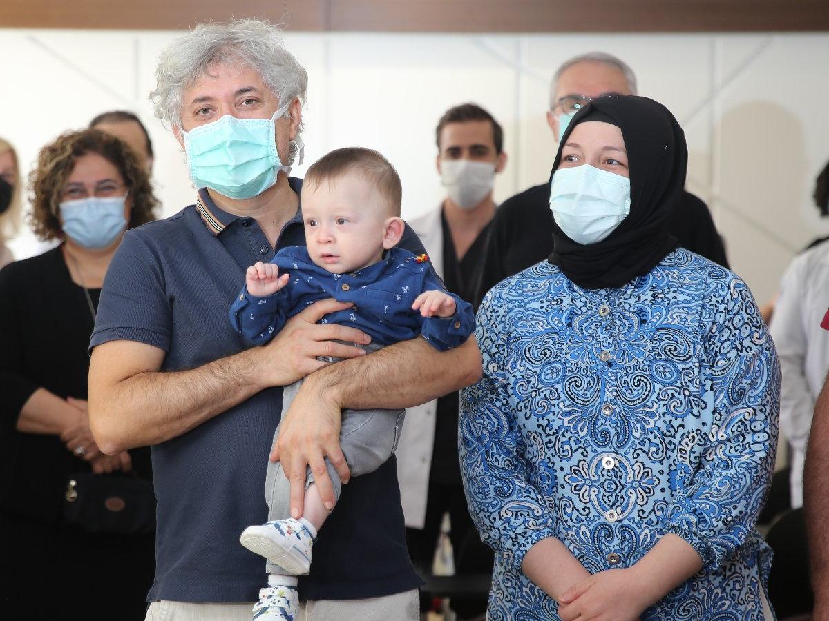 Rahim nakliyle doğan 'Ömer Özkan' doktor adaşıyla ilk kez poz verdi