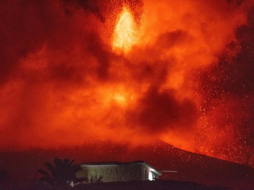 Kanarya Adaları’ndaki yanardağda patlamalar şiddetini artırdı