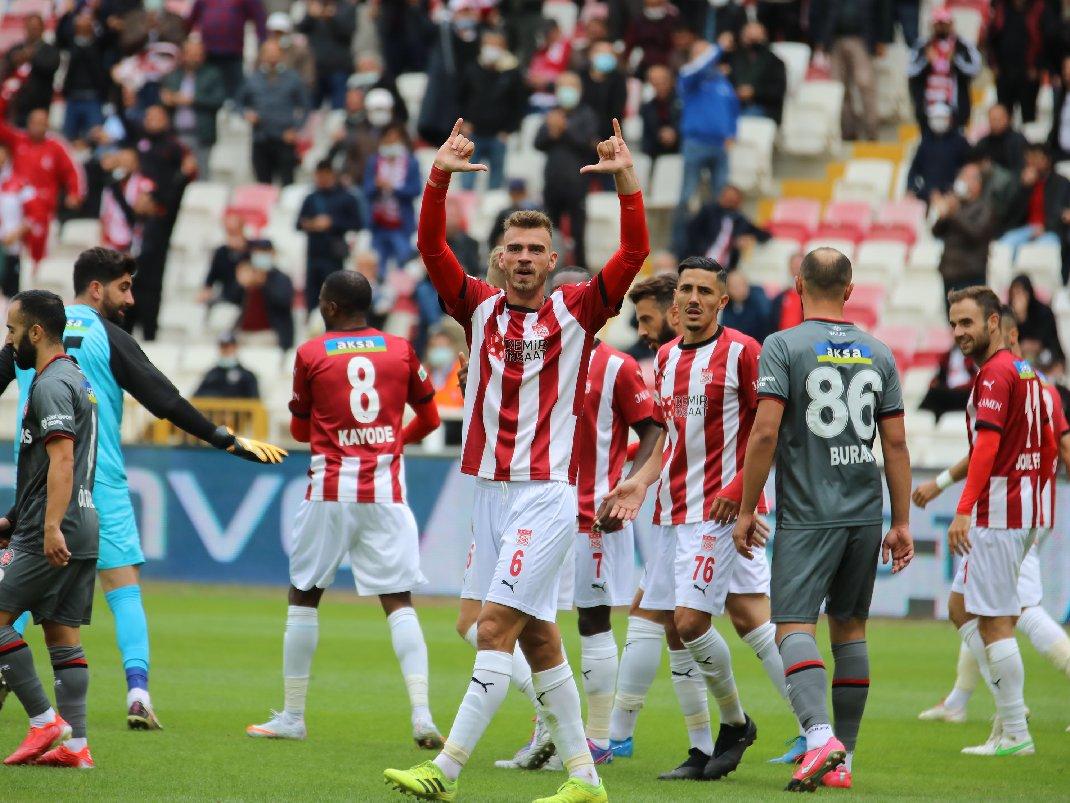 Sivasspor, Karagümrük'ü dağıttı: 4-0