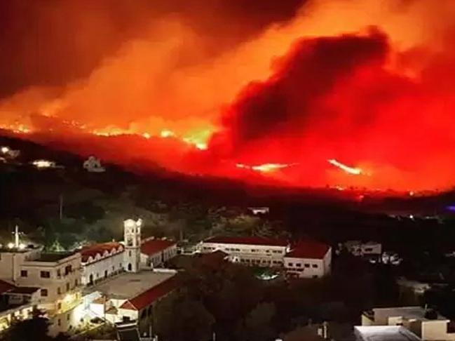 Akdeniz'deki Kerpe Adası 2 gündür alev alev yanıyor