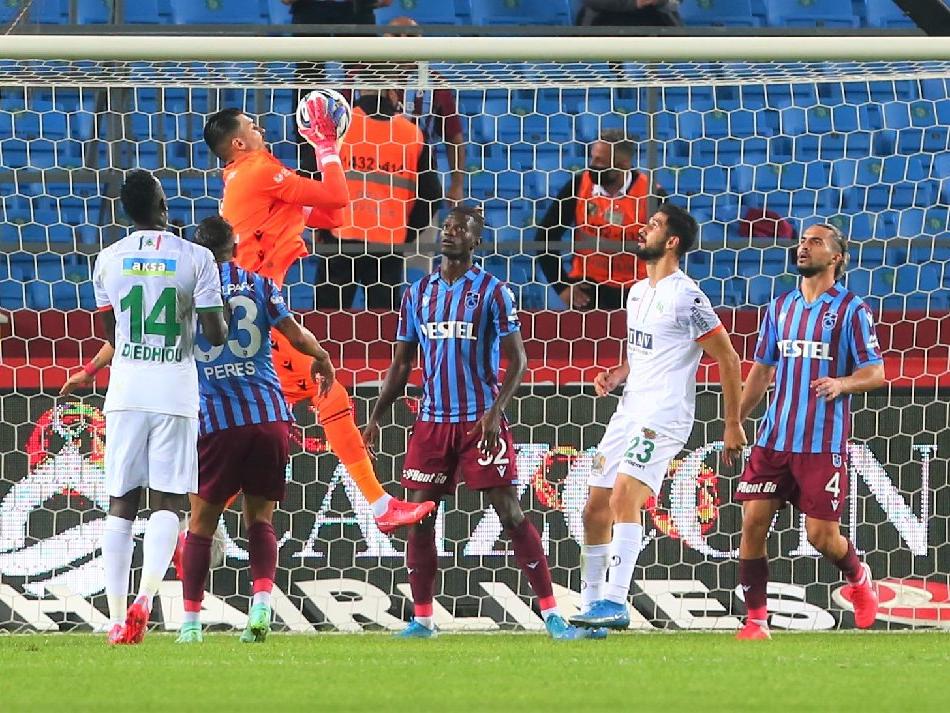 Trabzonspor Alanyaspor maçında iki gol, bir kırmızı kart! Zirve el değiştirdi
