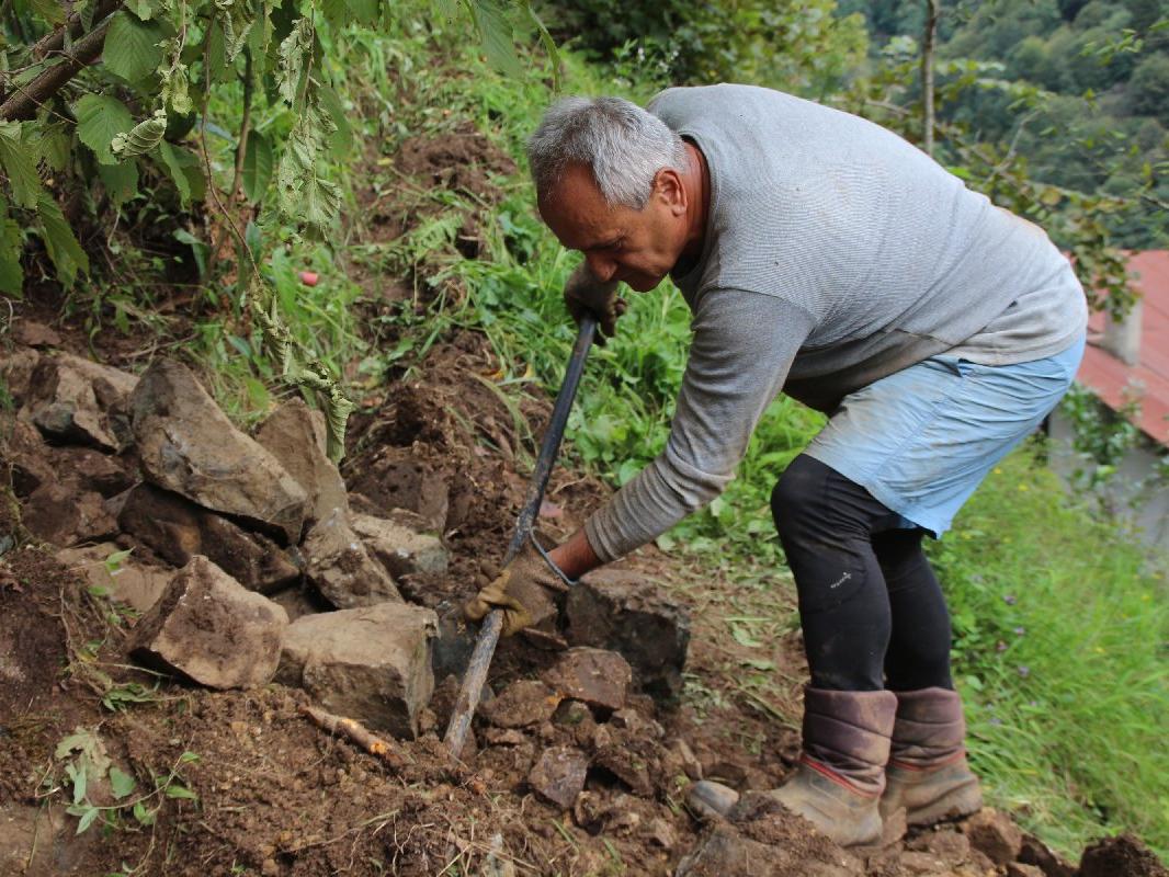 Myanmar'a gidemeyen büyükelçi kendini bağ-bahçeye verdi