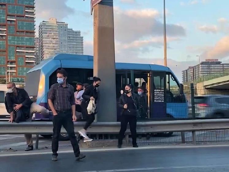 Kadıköy'de minibüsçülerin 'ölüm durağı' tehlike saçıyor