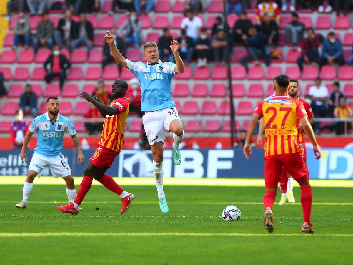 Kayserispor-Trabzonspor maçı nefesleri kesti! Zirve el değiştirdi