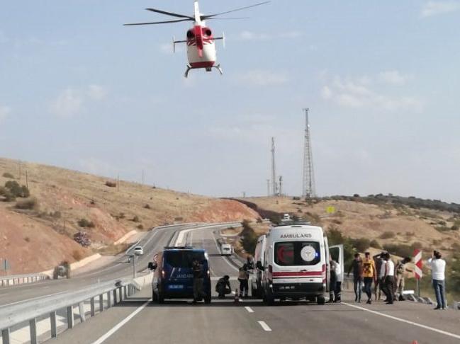 Kazada yaralanıp ambulans helikopterle hastaneye ulaştırıldılar