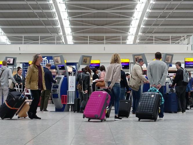 Türkiye, çift aşılı İngiltere yolcuları için PCR testi şartını kaldırdı