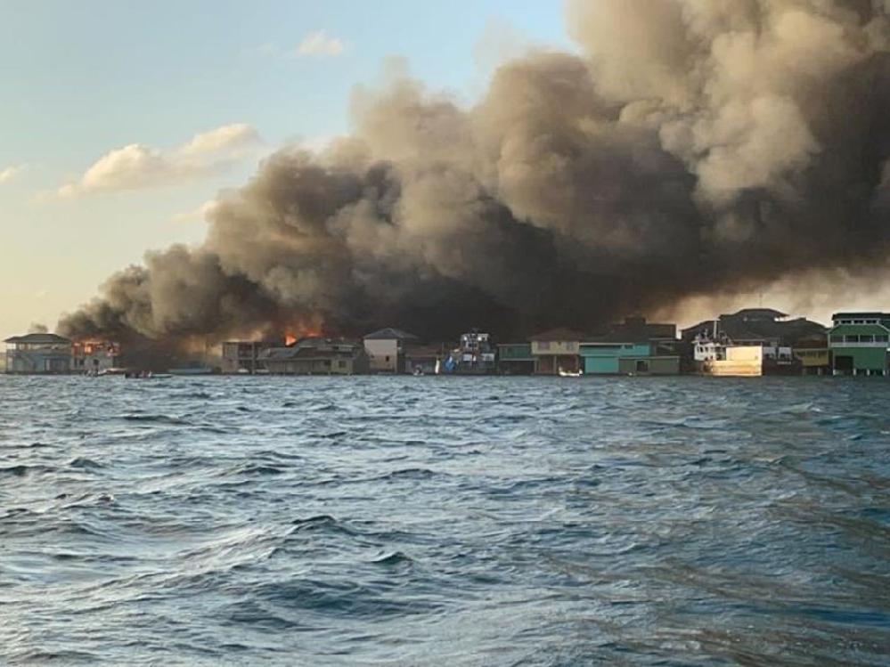 Tatil cennetinde yangın! 200'den fazla ev ve işyeri yandı, yüzlerce kişi tahliye edildi