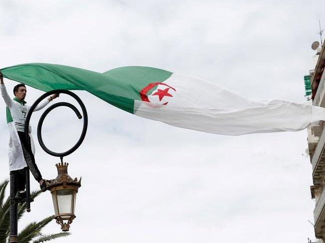 Cezayir, hava sahasını Fransa’ya ait askeri uçaklara kapattı