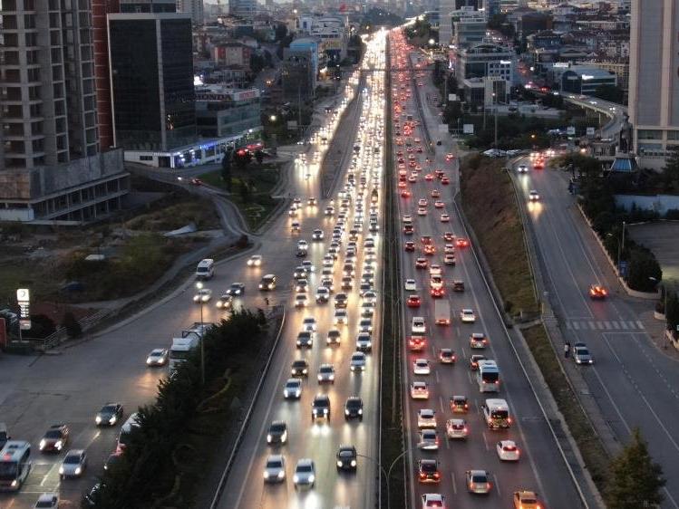 Güneşi gören İstanbullu sokağa çıktı, trafik yüzde 60’ı buldu