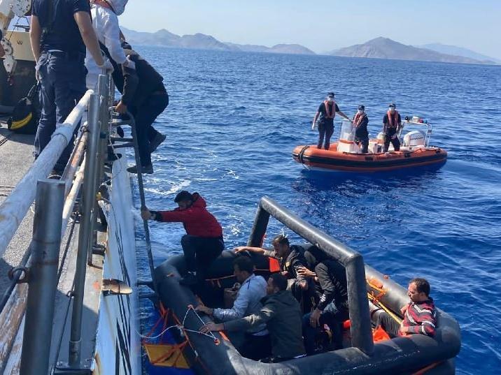 Marmaris açıklarında Yunanistan'ın ittiği 77 göçmen kurtarıldı