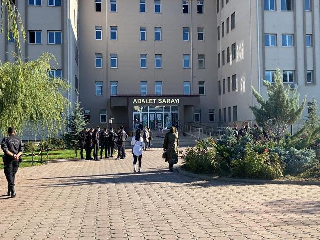 Kars'ta 6 kişinin öldürüldüğü olayın duruşmasında gerginlik çıktı