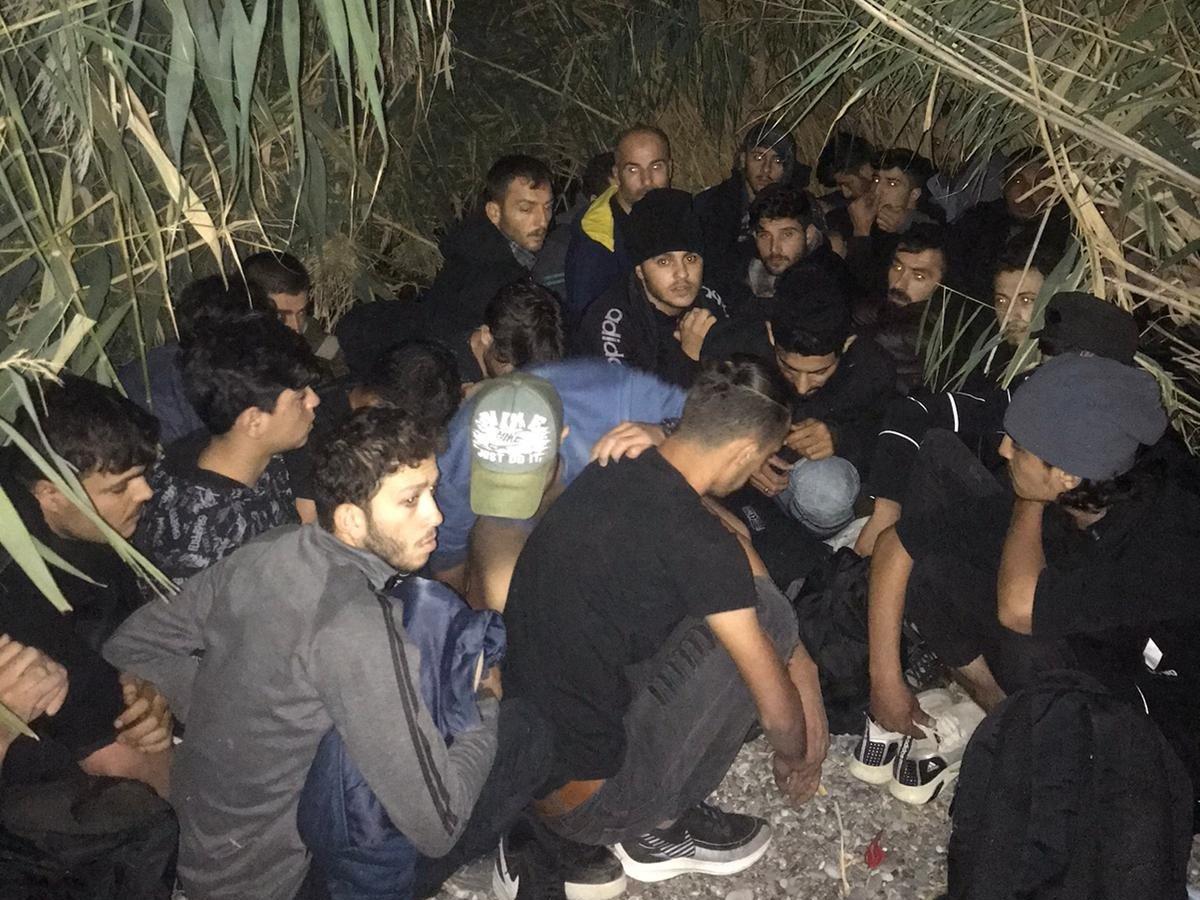 Antalya'da deniz kıyısındaki sazlıkta 28 göçmen yakalandı
