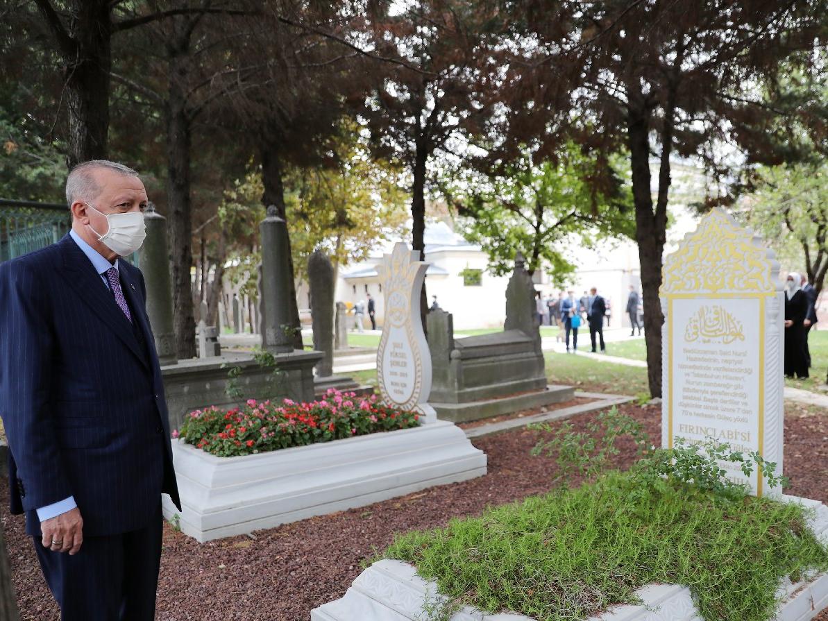 Erdoğan'dan mezarlık ziyareti