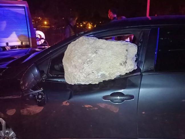 Otomobilin çarptığı kaya parçası cama saplandı: 2 yaralı