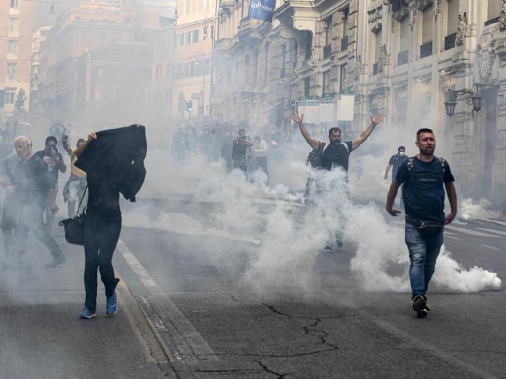 İtalya’da aşı karşıtlarının protestosuna polis müdahalesi