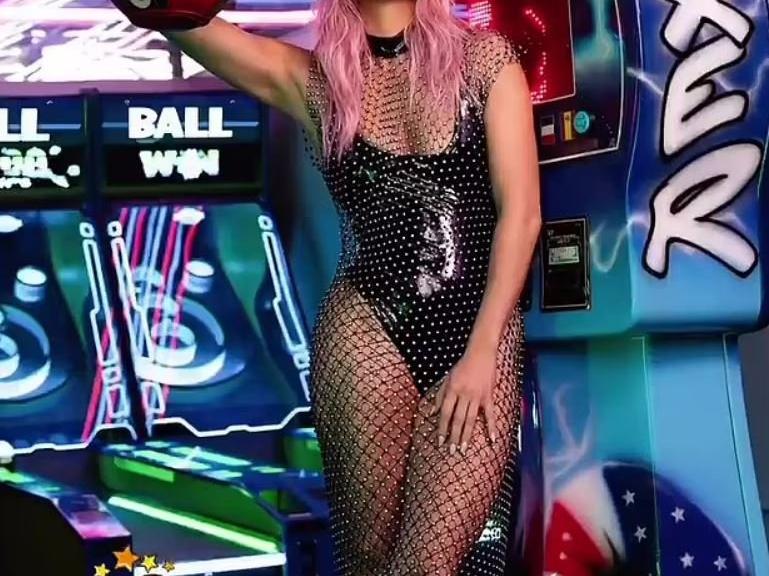 Jennifer Lopez, reklam için pembe saçla kameralar karşısına çıktı
