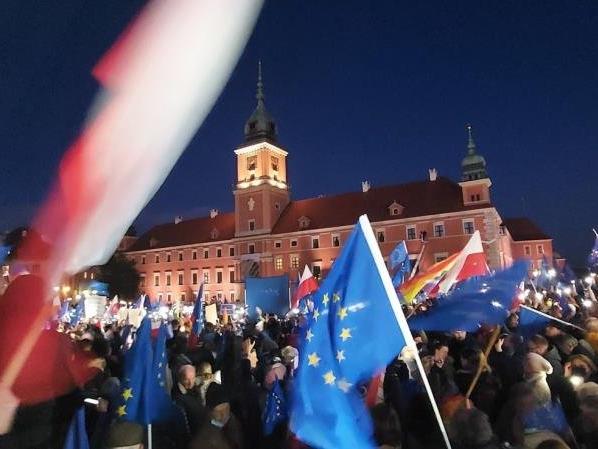 Polonya'da onbinlerce kişiden AB yanlısı gösteri
