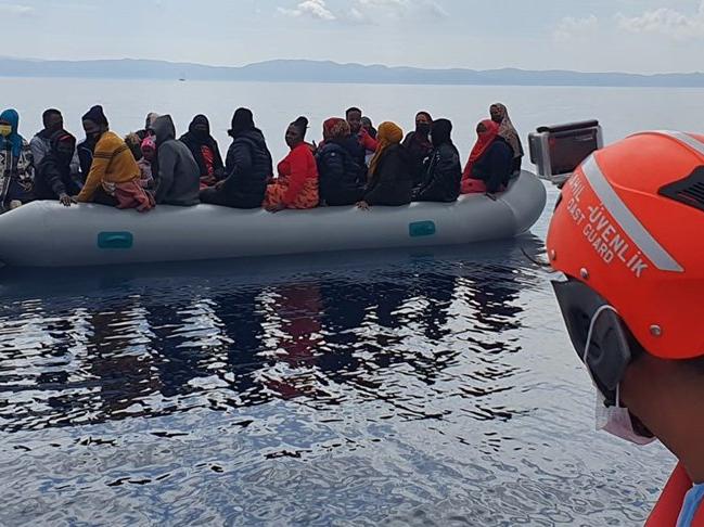 İzmir açıklarında 183 kaçak göçmen kurtarıldı