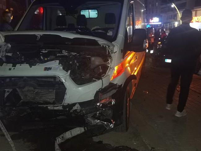 Hasta taşıyan ambulans kırmızı ışıkta geçerken otomobille çarpıştı: 6 yaralı