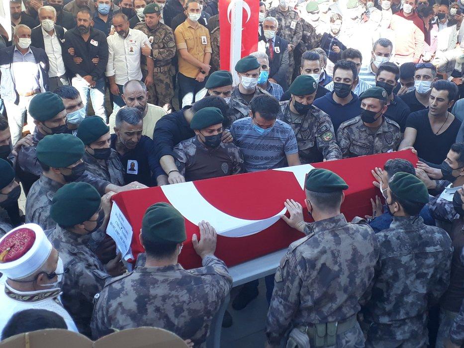 Şehit polis Cihat Şahin memleketi Elazığ'da son yolculuğuna uğurlandı