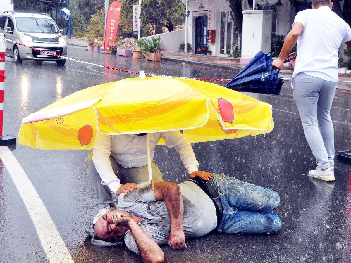 Ambulans gelinceye kadar şemsiye ile korumaya çalıştılar