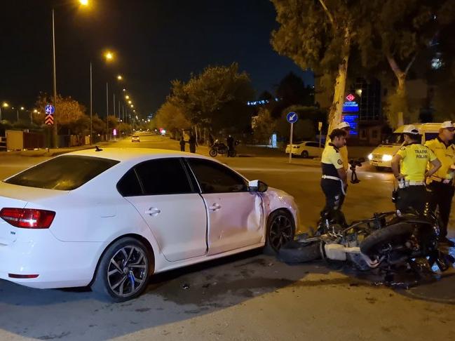 Motosikletli polis ekibi, otomobil ile çarpıştı: 1'i ağır 2 polis yaralı