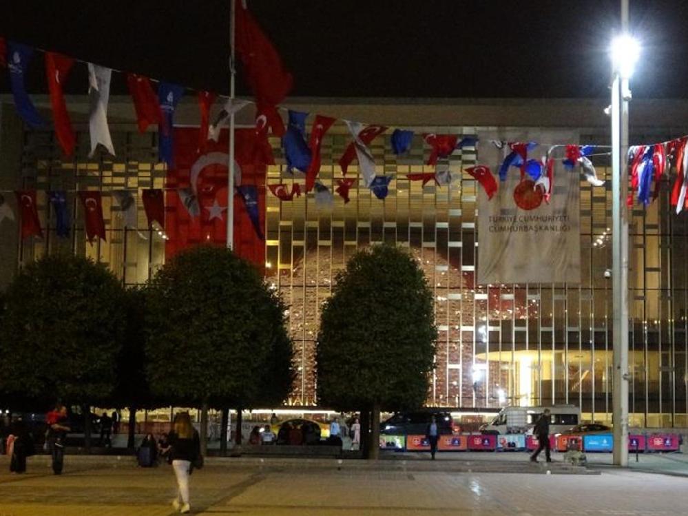 Atatürk Kültür Merkezi'nin ışıkları yandı