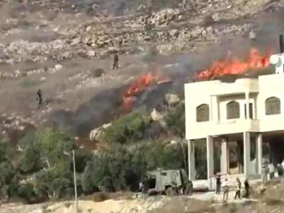 İsrailli yerleşimciler, Filistinlilerin arazilerini ateşe verdi