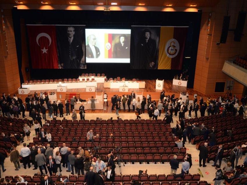 Galatasaray'da Mustafa Cengiz başkanlığındaki yönetim mali ve idari olarak edildi
