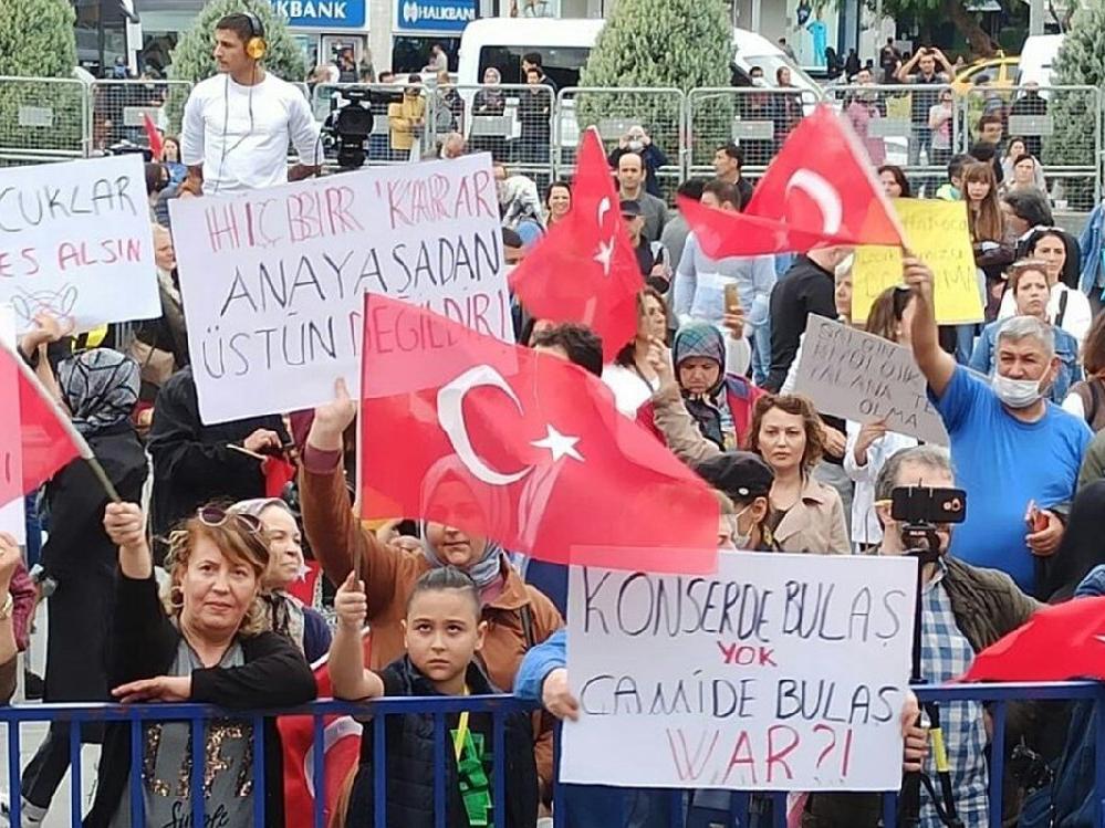İzmir'de aşı karşıtı miting
