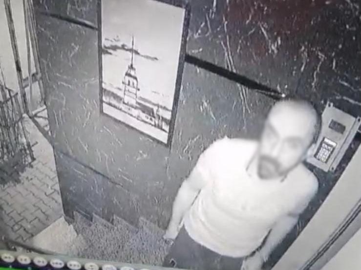 Bağcılar'da binaya giremeyen hırsız güvenlik kamerasını çaldı